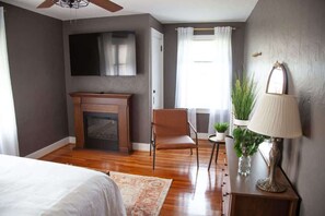 4 bedrooms, desk, iron/ironing board, travel crib