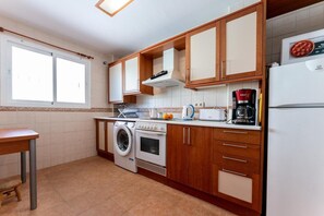 Jääkaappi, mikroaaltouuni, uuni, liesi