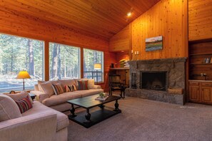 Smart-TV, peis, bøker og stereoanlegg