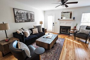 TV, offices - Urban Chic Townhouse (Columbia)