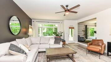 智能电视、壁炉、书