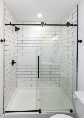 Dusche, Haartrockner, Handtücher