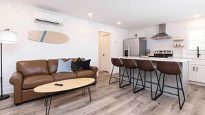 A modern apartment with a living room, a kitchen, and a dining area. - Teahupo'o - Loft #2 - 8 min walk to the beach (Virginia Beach)