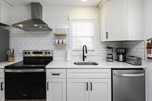 Fridge, microwave, oven, stovetop - Teahupo'o - Loft #2 - 8 min walk to the beach (Virginia Beach)