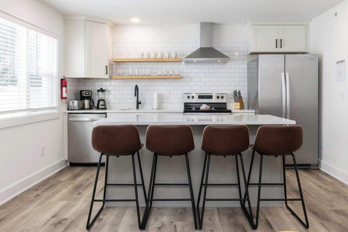 Coffee/tea maker, fridge, microwave, oven