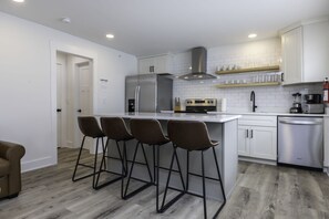 Fridge, microwave, oven, stovetop - Rincon - Loft #6 - 8 min walk to the beach (Virginia Beach)