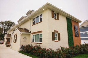 Un edificio de dos pisos con un letrero que dice 'Atlantic Park Lofts'.