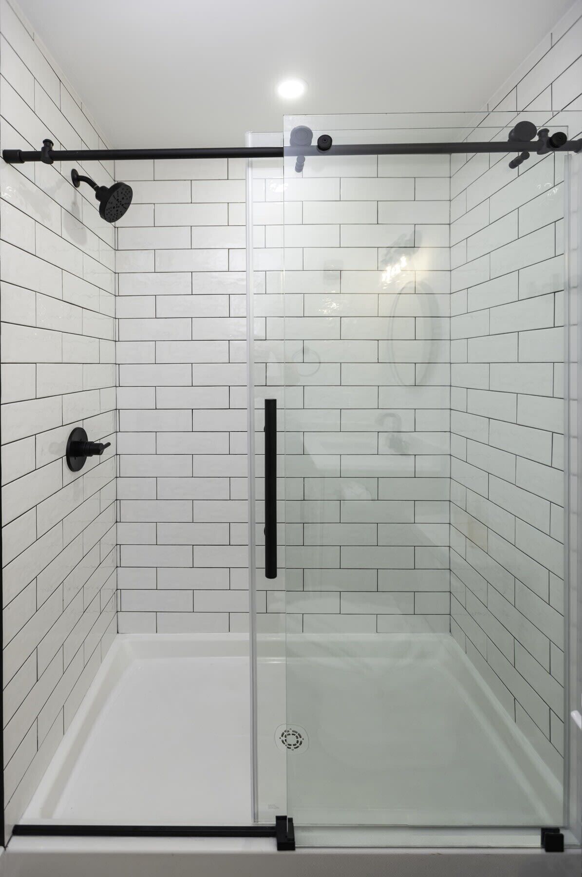 Douche, sèche-cheveux, serviettes fournies