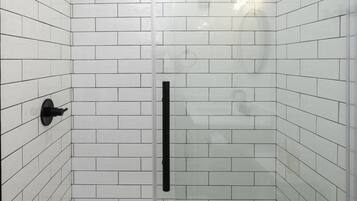 Douche, sèche-cheveux, serviettes fournies