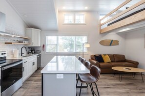 Fridge, microwave, oven, stovetop - Snapper Rocks - Loft #8 - 8 min walk to the beach (Virginia Beach)