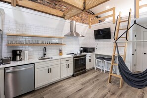 Réfrigérateur, four à micro-ondes, un four, surface de cuisson
