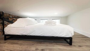 1 bedroom, iron/ironing board, WiFi, bed sheets - Pipeline - Loft #9 - 8 min walk to the beach (Virginia Beach)