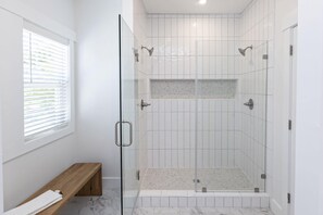 Badekar, hårtørrer, håndklæder