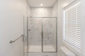 Badewanne, Haartrockner, Handtücher