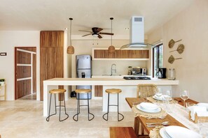 Refrigerador, microondas, parrilla de estufa y cafetera y tetera