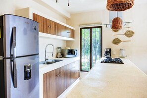 Refrigerador, microondas, parrilla de estufa y cafetera y tetera