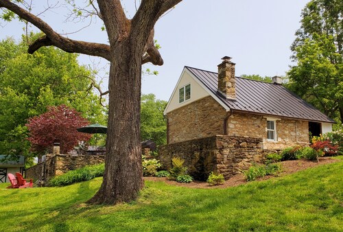 18th Century Stone Cottage minutes from historic Middleburg