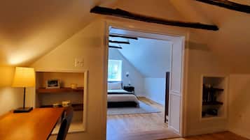 1 bedroom, desk, free WiFi, bed sheets