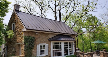 18th Century Stone Cottage minutes from historic Middleburg