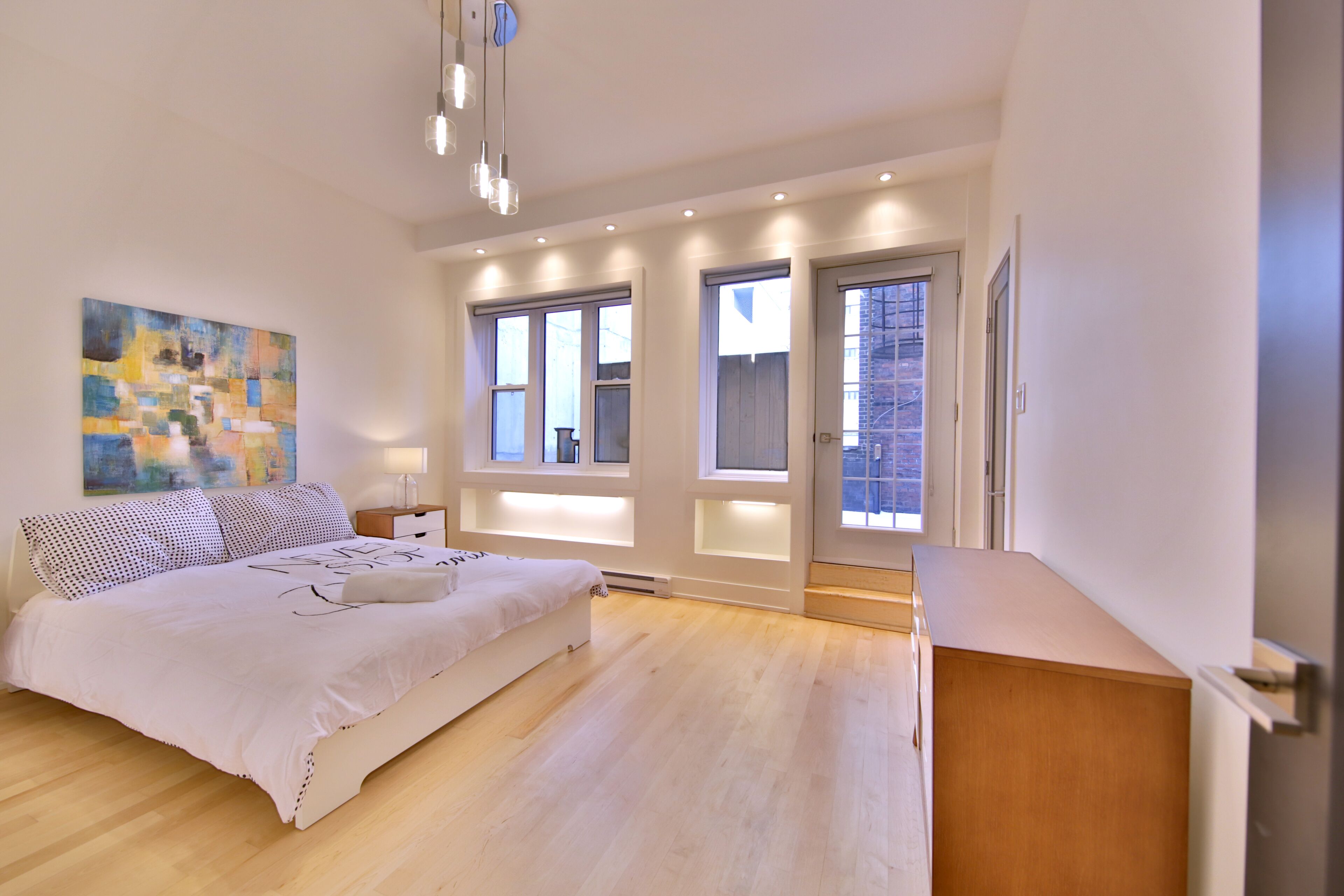 3 bedrooms, desk, iron/ironing board, travel crib