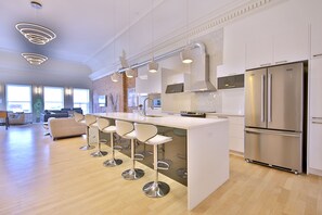 Refrigerador, microondas, horno y parrilla de estufa