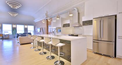 Luxurious Penthouse in Old Montreal featuring a majestic roof terrace