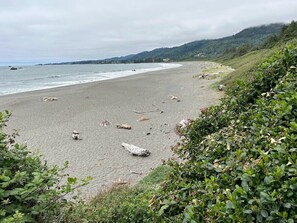 Beach nearby - Ocean Cabin 19 with Jacuzzi and Spacious Deck w/ Seating (Private Beach Owned by White Rock Resort) (Smith River)