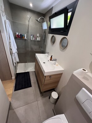 Doccia, asciugacapelli, asciugamani, sapone