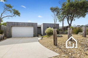 Property grounds - Aqua Luna - Stylish Retreat by Koonya Ocean Beach (Blairgowrie)