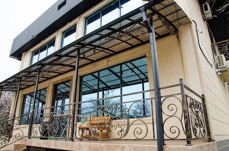 Vista frontal de la propiedad