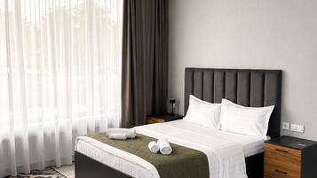 Deluxe Room | In-room safe, desk, laptop workspace, blackout drapes