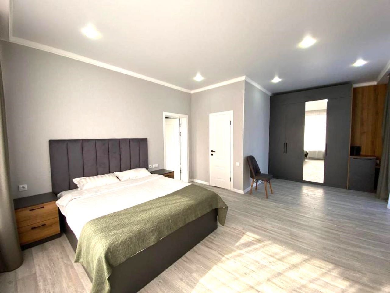 豪華客房 | 房內夾萬、書桌、手提電腦工作空間、遮光窗簾/窗簾