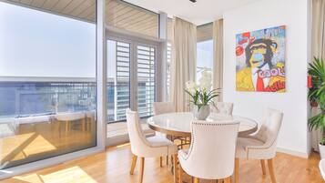 Luksushuoneisto, 2 makuuhuonetta, parveke, merinäköala | Ruokasali