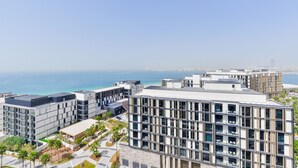 Un bâtiment moderne à plusieurs étages, doté de grandes fenêtres et offrant une vue sur l’océan.