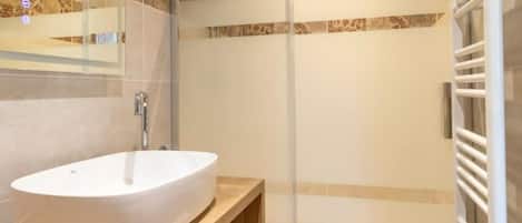 Secadora de cabello, toallas, jabón, papel de baño