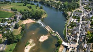 Savonnières vue du ciel. Le gîte est en bas à gauche de la photo. Tout à pied.