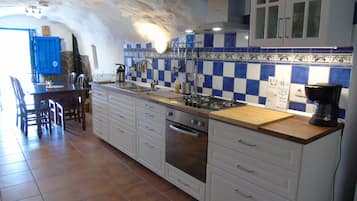 Casa Confort | Cocina privada | Horno, tostadora, periquera y batidora