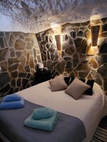 Decoración personalizada, muebles diferentes y cuna de viaje 