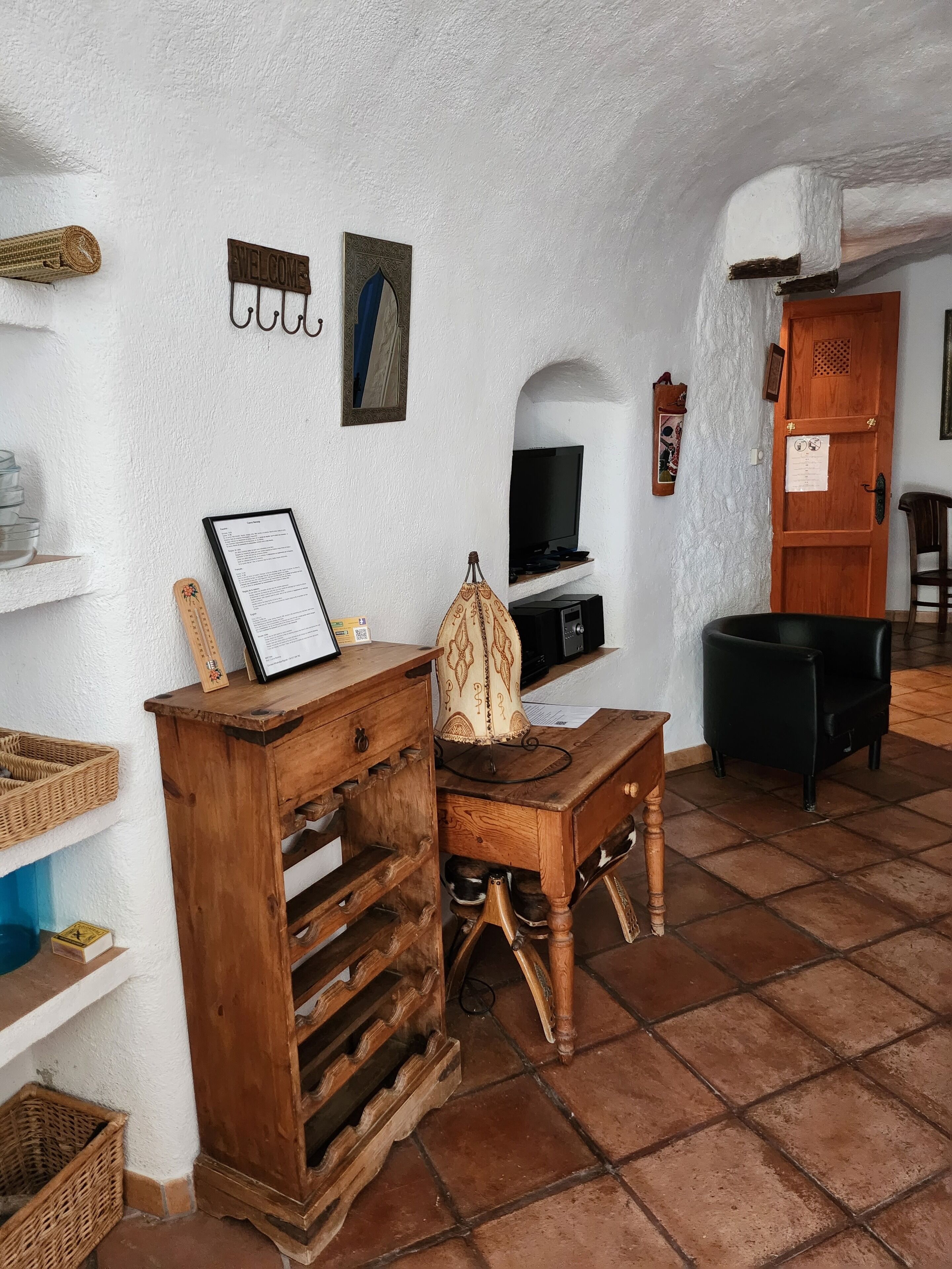 Departamento Confort | Área de sala de estar | Televisión de pantalla plana, reproductor de DVD y películas con cargo 
