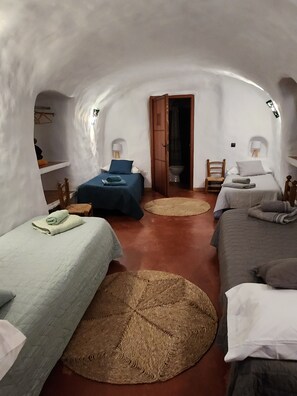 Family House, 3 Bedrooms | Individually decorated, individually furnished, travel crib, free WiFi - Cuevas Andalucia (Baza)