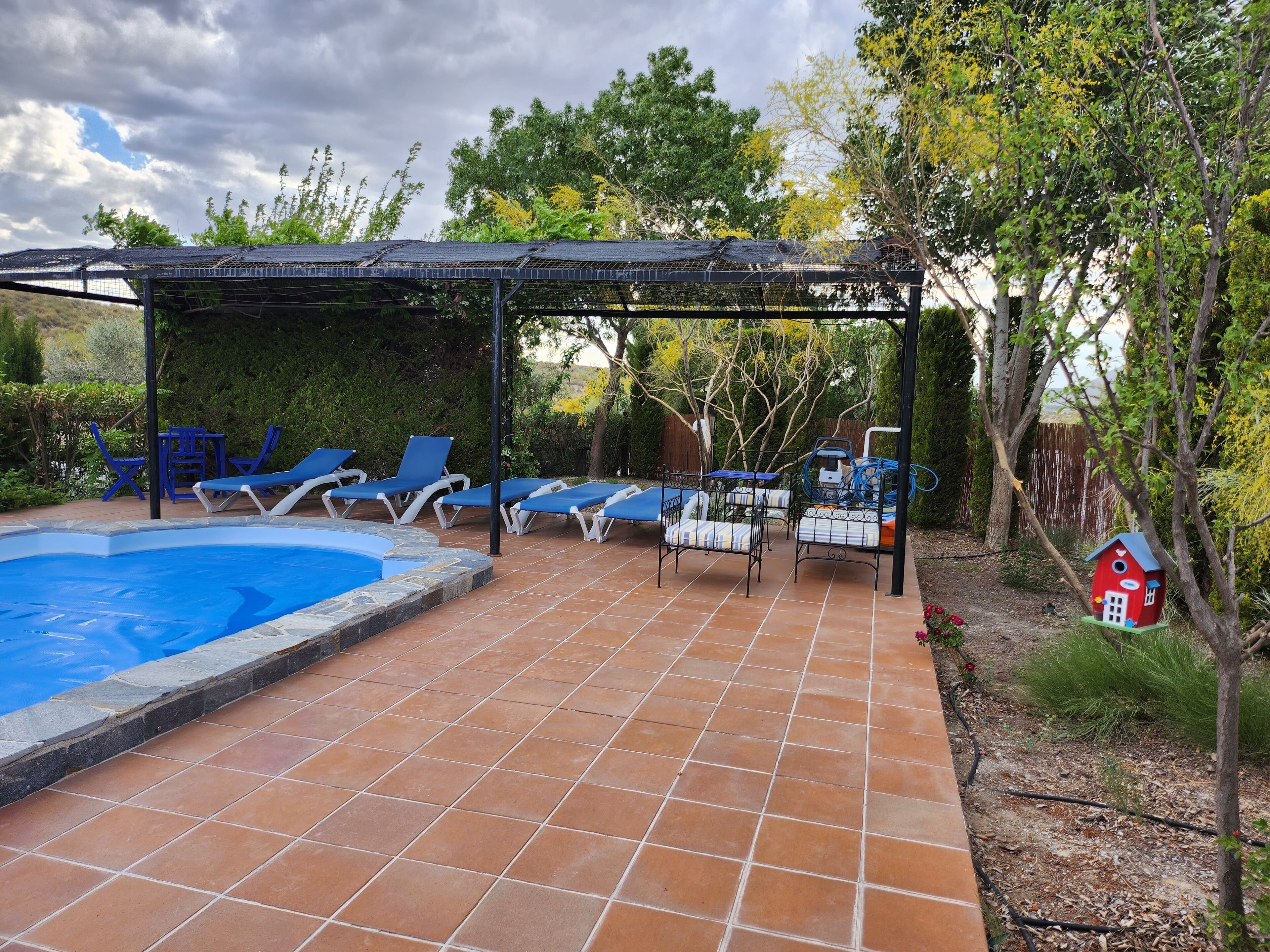 Una piscina al aire libre de temporada