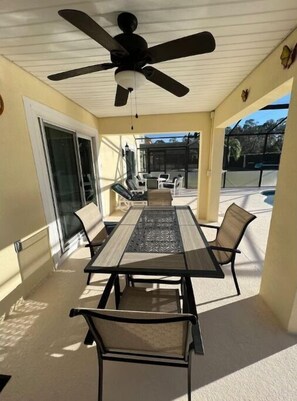 Outdoor dining - Beautiful sunset oasis villa (Davenport)