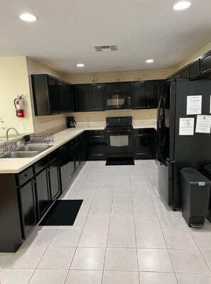Fridge, microwave, oven, stovetop - Beautiful sunset oasis villa (Davenport)
