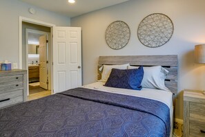 3 bedrooms, desk, internet, bed sheets