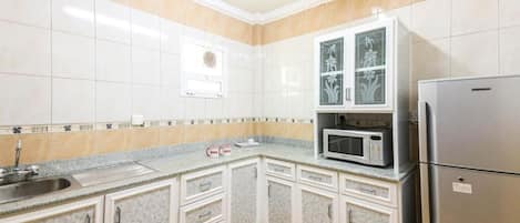 Studio | Private kitchen | Full-size fridge, microwave, oven, paper towels