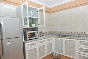 Full-size fridge, microwave, oven, paper towels - Manam Sohar Hotel Apartments (Sohar)