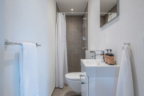 Apartment | Bathroom | Shower, towels - 1 Bed Apartment Sleeps 2 With Parking, Wifi, Tv (Aalborg)