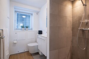 Appartement | Badkamer | Een douche, handdoeken