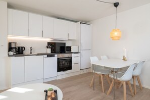 Appartement | Privékeuken | Een koelkast, een microgolfoven, een oven, een kookplaat