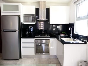 Jääkaappi, mikroaaltouuni, uuni, kahvin-/teenkeitin